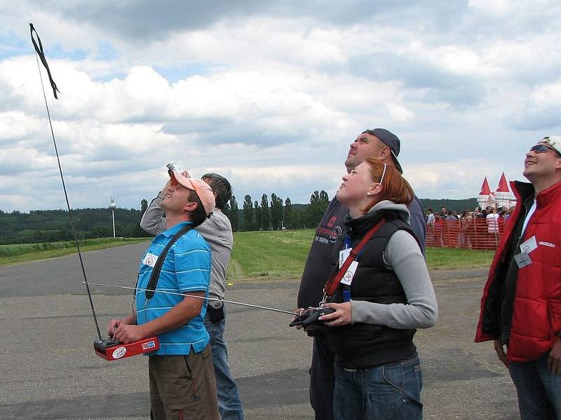 Model air show Drápalík. Éro směřuje výš a výš, parašutista s ním.