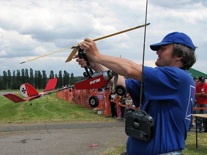 Model air show Drápalík. Ani letadlo, ani vrtulník. Tento stroj se nazývá vírník.