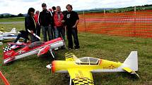 Model air show Drápalík. Mezi modeláři z Domažlicka, kteří se přijeli podívat, byl i Václav Starý (první zprava) ze Staňkova.