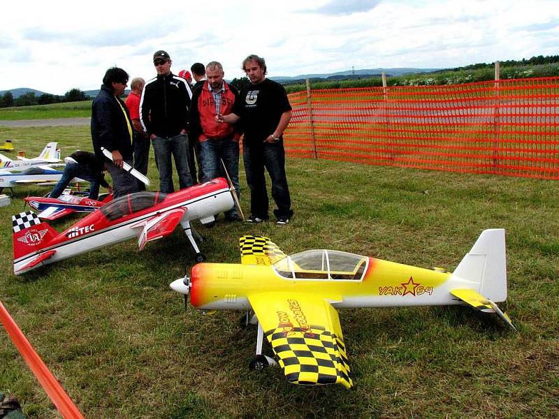 Model air show Drápalík. Mezi modeláři z Domažlicka, kteří se přijeli podívat, byl i Václav Starý (první zprava) ze Staňkova.