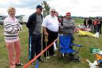 Model air show Drápalík. Klenečtí modeláři přijeli podpořit kolegy. Létal Josef Pelnář (první zprava) z Luženiček, který přivezl nevšední ´stroj´. 