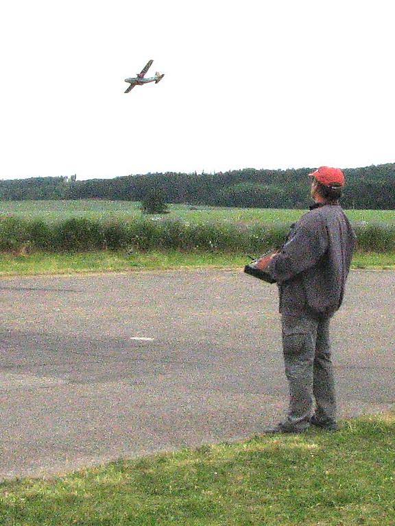 Model air show Drápalík. Zdeněk Drbal z LMK Klenčí pod Čerchovem a jeho transal.