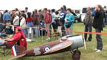 Model air show Drápalík. Další velké historické letadlo, které bylo možné vidět na air show. Jen motor prý vyjde nejméně na dva a půl tisíce eur.