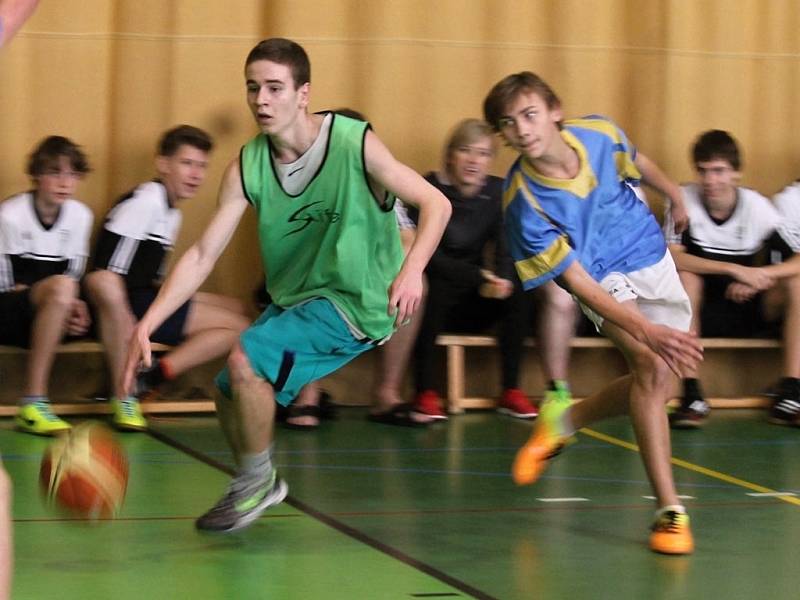 Tělocvična ZŠ Komenského 17 v Domažlicích hostila ve čtvrtek krajské kolo v basketbalu chlapců 8. a 9. tříd.