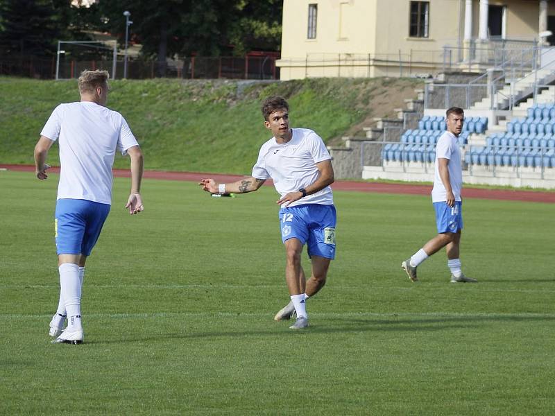 6. kolo FORTUNA ČFL A: TJ Jiskra Domažlice (na snímku fotbalisté v bílých dresech) - FC Slavia Karlovy Vary 2:2 (2:1).