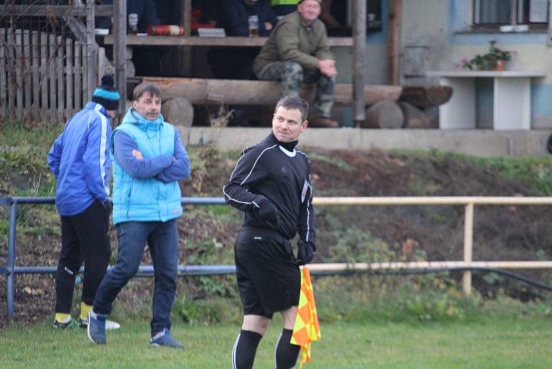 FOTBALOVÁ I.B TŘÍDA: Tatran Chodov (ve žlutém) - TJ Chodský Újezd (v modrém) 2:2 (2:0), na PK 3:4.