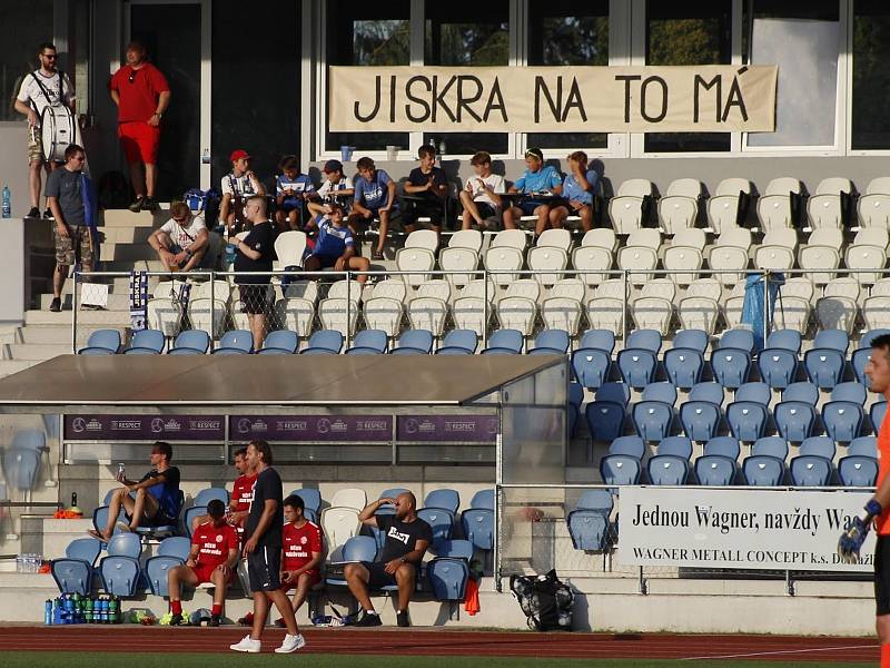 1. kolo MOL Cupu: TJ Jiskra Domažlice (na snímku hráči v bílých dresech) - FK Králův Dvůr 2:1 po prodloužení.