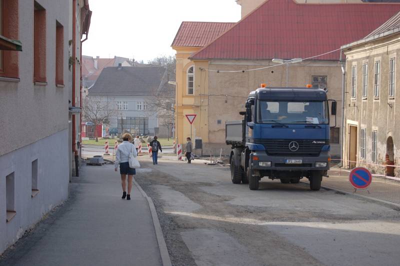 Stavební práce v domažlických ulicích, 30. března 2012