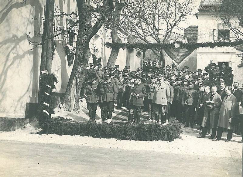 T. G. Masaryk strávil dva dny v Domažlicích. Navštívil vojenskou přehlídku a víme, jak spal a co jedl.