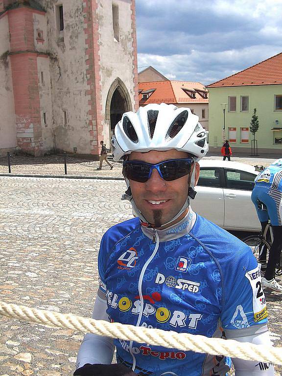 JIŘÍ BAIER Z DOMAŽLIC začal se silniční cyklistikou před třemi lety. Nedávno vyhrál ve své kategorii časovku na Modravu. 