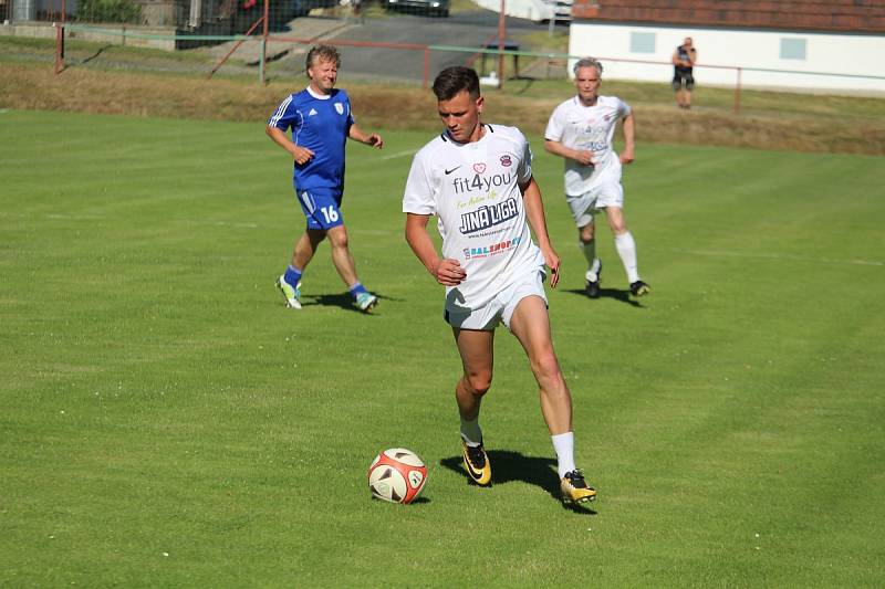 Přátelský zápas na oslavu 55 let herce Ivana Trojana v Krchlebech: šKrchlebský samet - Real Top Praha 6:10.