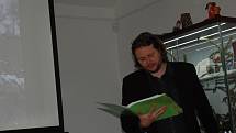 Ve výstavní místnosti Domu Dějin Holýšovska představil v pátek večer Martin Veselý svoji novou knihu Sudetská župa do kapsy.