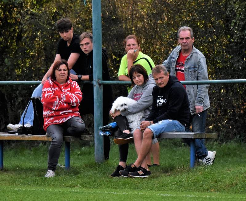 2. kolo divize C ženy: TJ Hradiště - TJ Jiskra Domažlice (na snímku fotbalistky v modrých dresech) 4:1 (2:1).