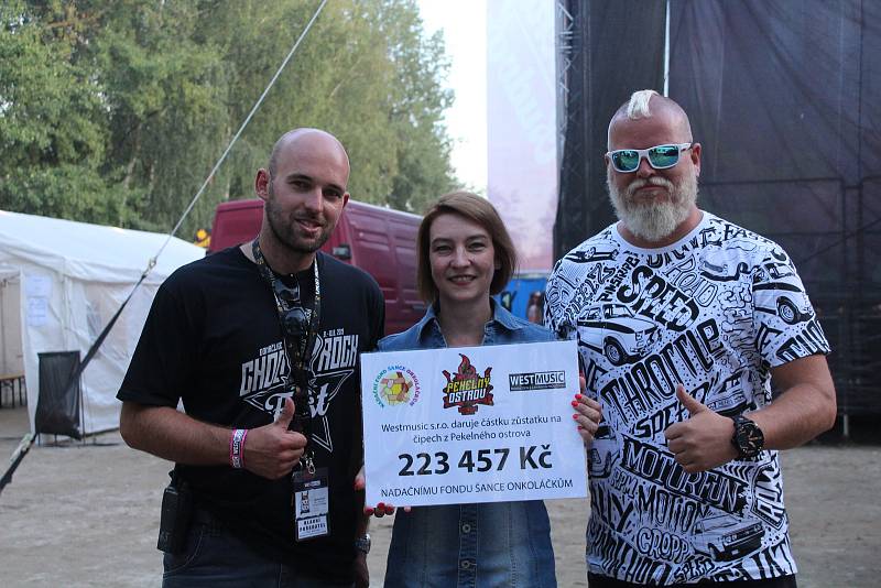 Jan Halík (vlevo) předává na Chodrockfestu šek nadaci Šance onkoláčkům.