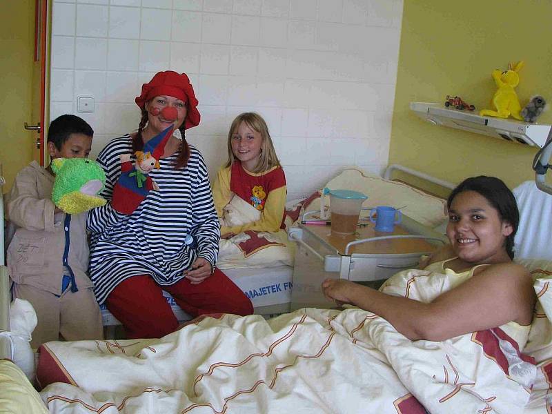JANA KÖGLEROVÁ Z DOMAŽLIC, kterou znají děti  v Domažlické  nemocnici jako veselou tetu Poly, dokáže rozesmát i toho nejuplakanějšího malého pacienta