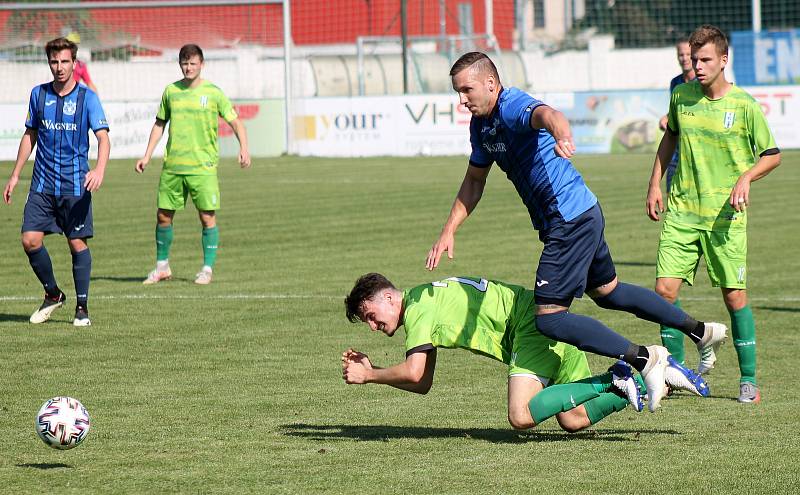 6. kolo FORTUNA ČFL, skupina A: FK Loko Vltavín (zelení) - Jiskra Domažlice (modří) 2:2.