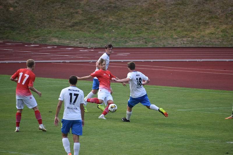 2. kolo FORTUNA ČFL: TJ Jiskra Domažlice (hráči v bílých dresech) - Povltavská Fotbalová akademie 4:1 (3:0).