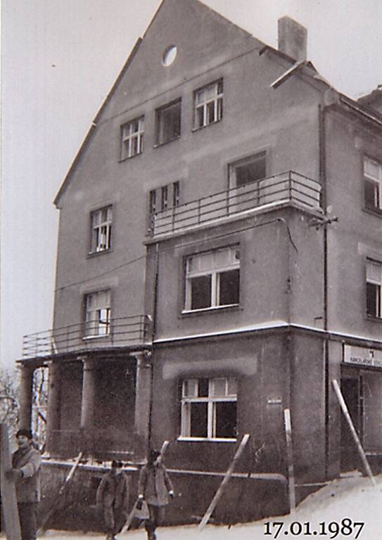 Snímky z 17.ledna 1987, dne, kdy proběhla demolice domů v dnešní domažlické ulici Msgre B. Staška.