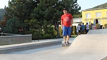 Mladí se na skateparku na umělém hřišti ve Kdyni rozloučili s prázdninami poprvé.