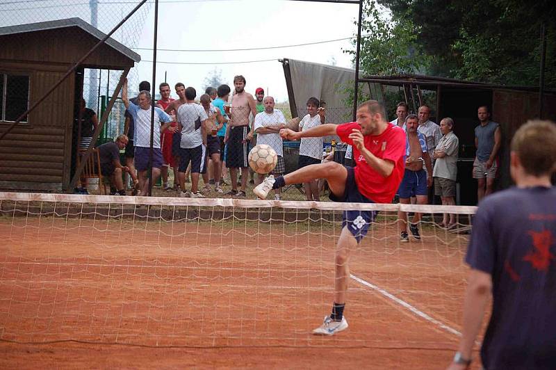 Z nohejbalového turnaje trojic v Dílích.