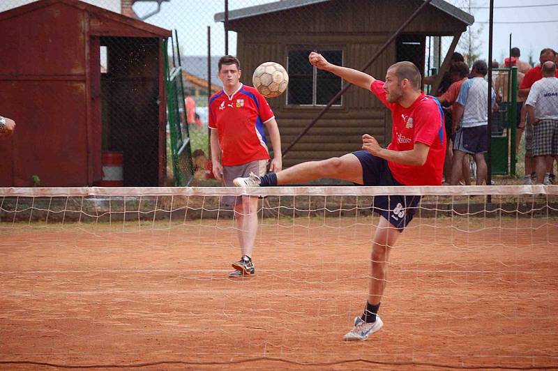 Z nohejbalového turnaje trojic v Dílích.