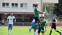 Ve 25. kole loňské sezony fotbalisté TJ Jiskra Domažlice (na snímku hráči v bílých dresech) prohráli v Sokolově 0:3. Jak utkání na Baníku dopadne tentokrát?