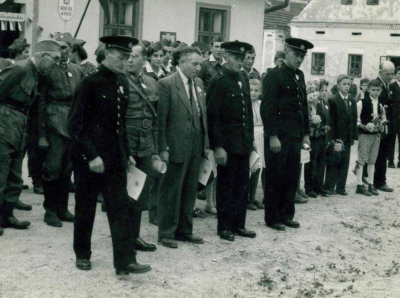 Archiv SDH v Újezdu skýtá desítky historických fotografií. Zachycují výročí, slavnosti i soutěže.