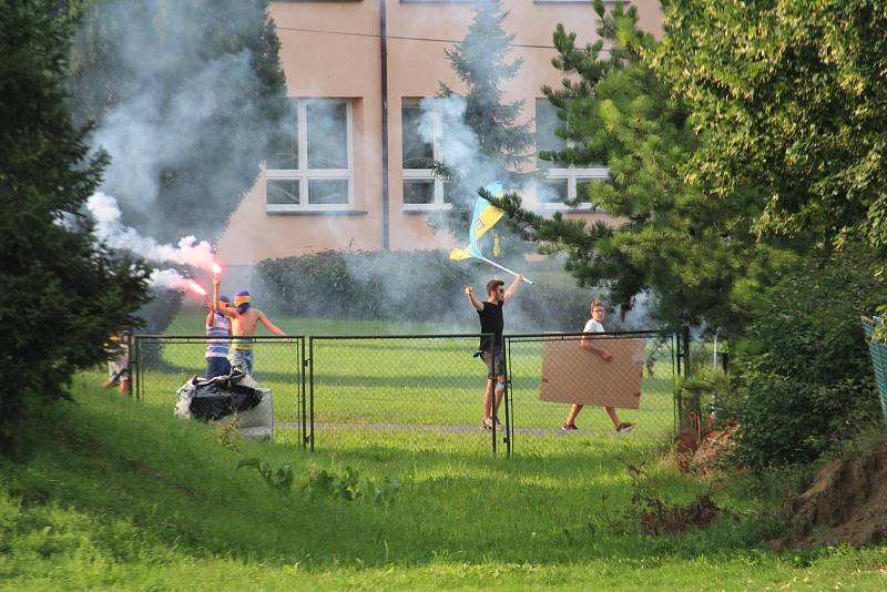 Jedenáctigólová demolice Chodova B (oranžové fresy) v Mrákově s místní rezervou (modré dresy).