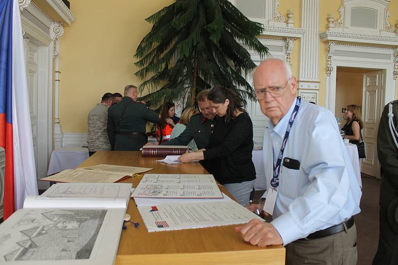 Na 73. výročí konce druhé světové války dorazil válečný veterán James Duncan (93), který Domažlice osvobozoval.