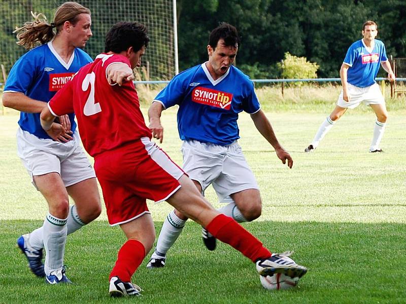 Staňkovští Trhlík a Russ (zcela vlevo), který Merklínu vstřelil hned dva góly, v  souboji s merklínským Beštou