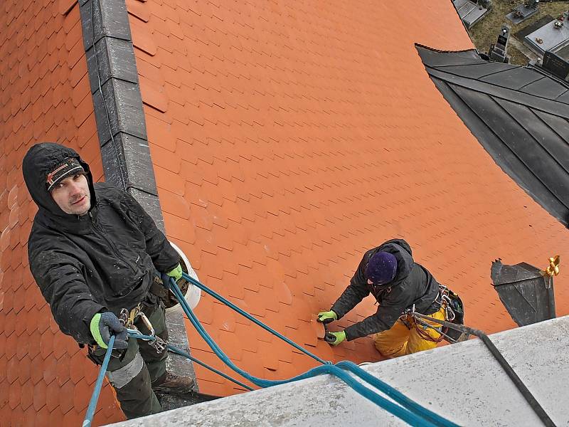 Horolezci na loučimském kostele. Z výšky jsou unikátní pohledy a záběry.