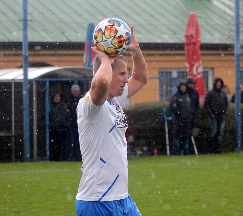 Fotbalisté TJ Jiskra Domažlice (na archivním snímku hráči v bílých dresech) prohráli v neděli dopoledne na hřišti příbramského béčka 0:2.