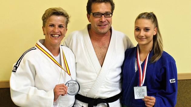 Vicemistryně světa Jaroslava Záhořová (vlevo), uprostřed je trenér Judo Clubu Domažlice Roman Kalous, vpravo je Kamila Forstová, stříbrná z Českého poháru v Teplicích.
