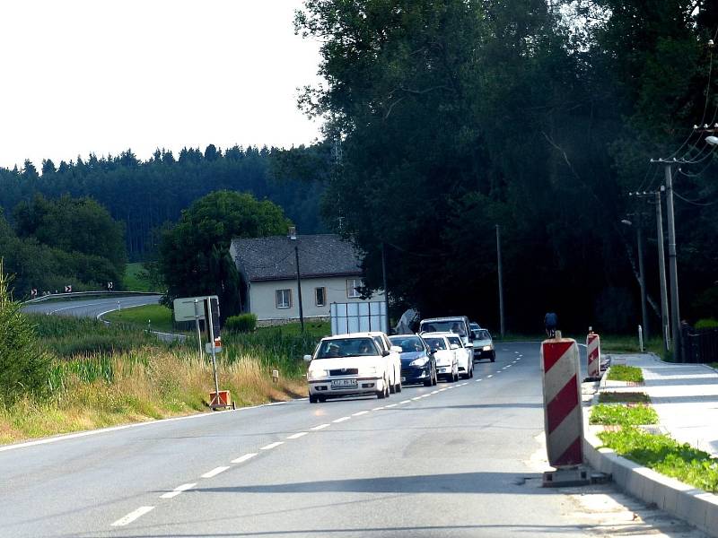 Z prací u průtahu obce Březí. O víkendu sice utichnou stroje dělníků, ale provoz je stále hustý. 