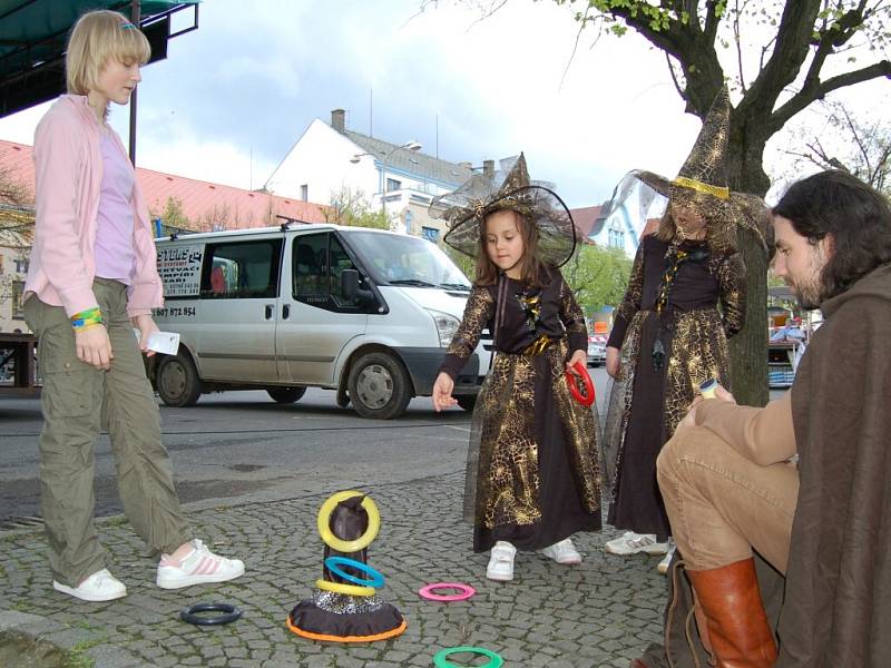Slet čarodejnic na kdyňském náměstí.
