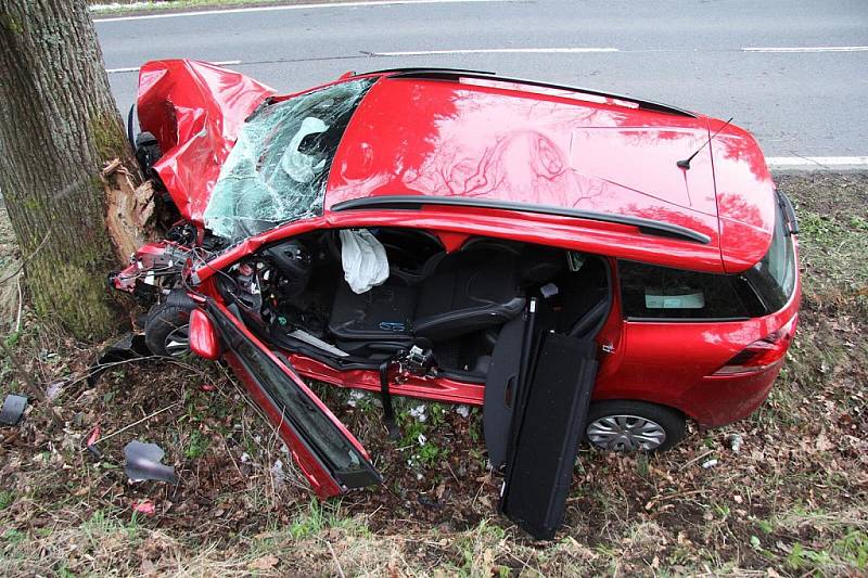 Nehoda, při které u Lískové nabouralo auto do stromu