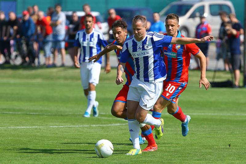 Fotbalisté Domažlic (na archivním snímku hráči v modrobílých dresech) prohráli na hřišti Benešova 3:5.