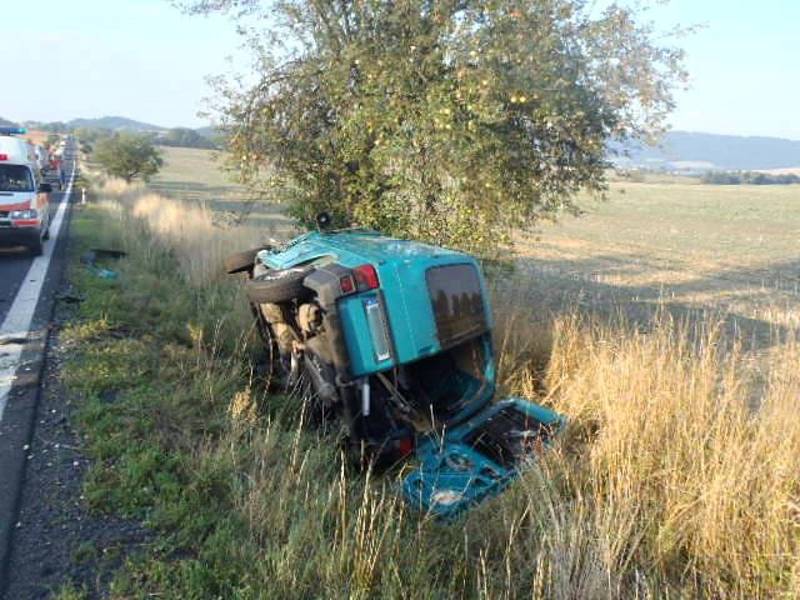 Tři lidé se zranili při nehodě u Draženova.