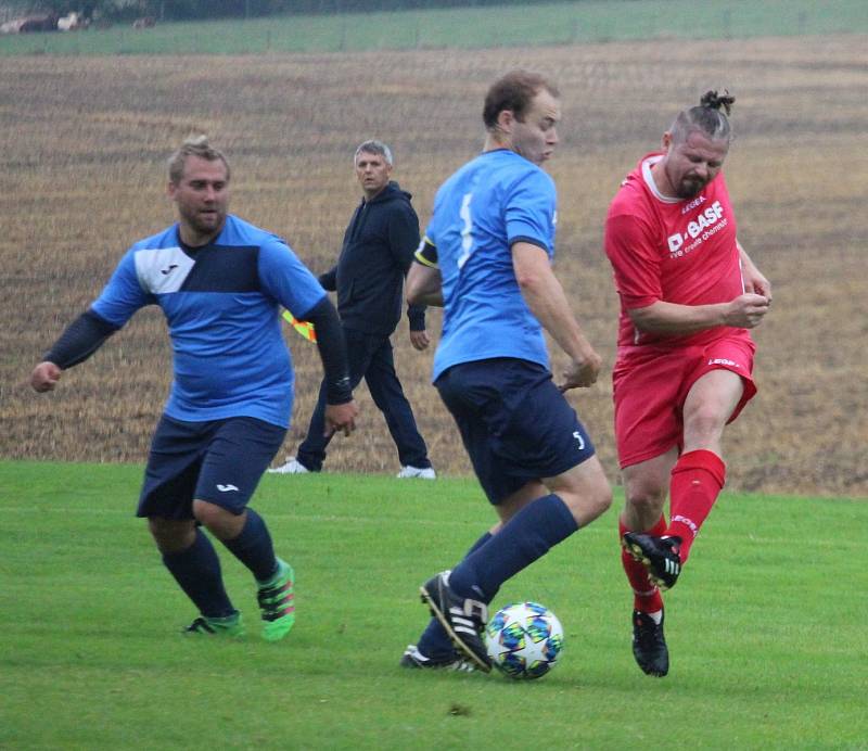 FK Mířkov (v modrém z utkání proti Kolovči B) porazil o víkendu Hostouň 4:2.