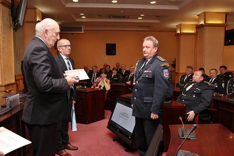 Hejtman Václav Šlajs předal pamětní medaile také dobrovolným hasičům z Domažlicka. Druhá medaile putovala k Václavu Kalčíkovi.