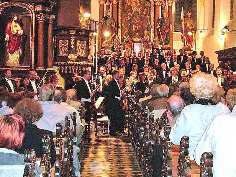  Plzeňská filharmonie a Kühnův smíšený sbor (na snímku) vystoupí v neděli opět v kostele svatého Petra a Pavla v Horšovském Týně.