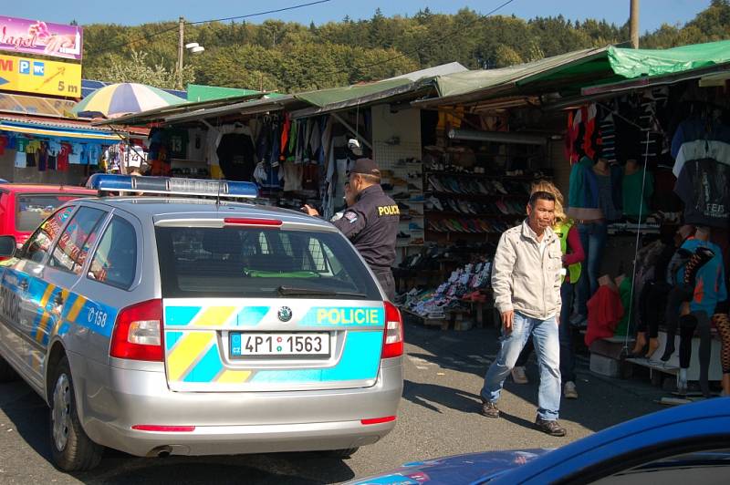 Policejní razie na folmavských tržnicích.