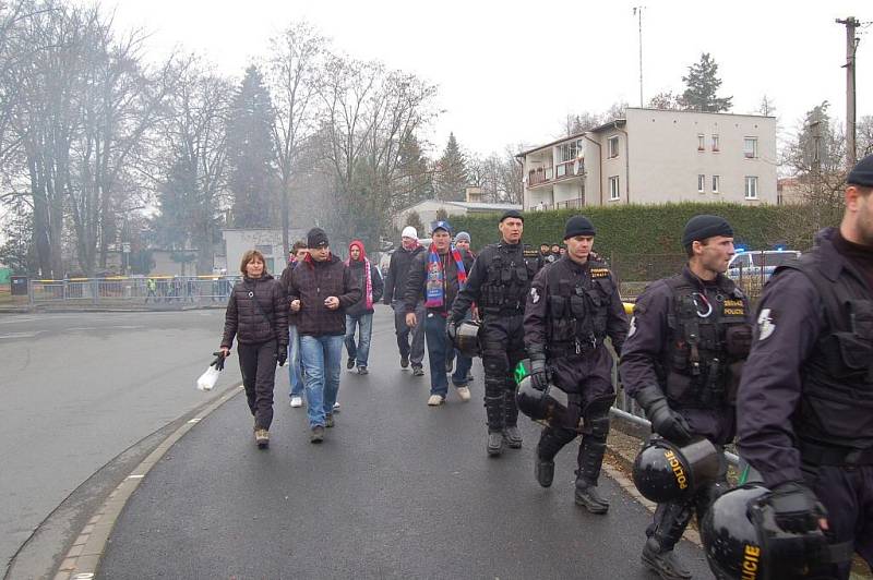 Fanoušky Viktorie doprovázely na stadion i ze stadionu desírky policistů