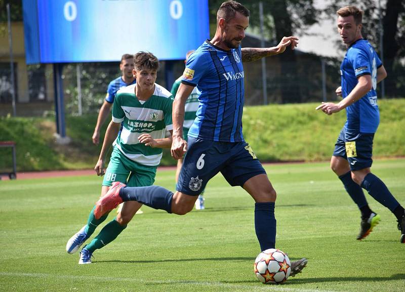 Domažlice (na snímku v modrém dresu) v přípravě béčko Bohemians porazily. Podaří se jim to i v neděli v ČFL?