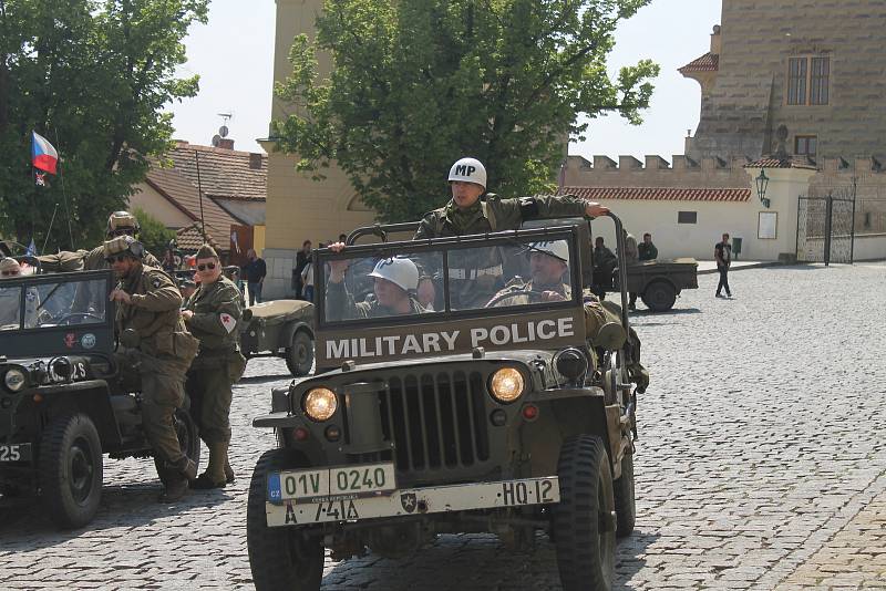 K 73. výročí konce druhé světové války dorazila vojenská technika, hrála dobová hudba a starosta s váženými hosty, např. zástupkyní americké ambasády, položili věnce