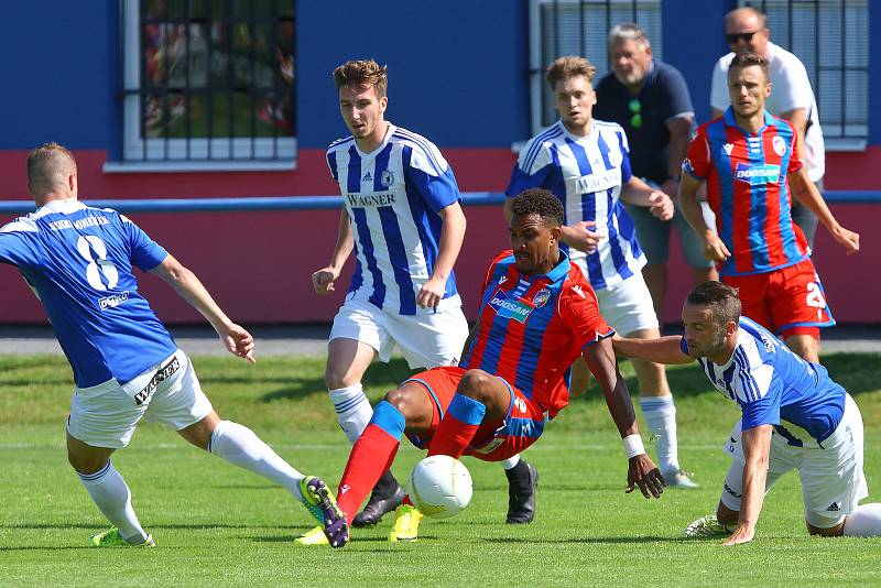 Fotbalisté Domažlic (na archivním snímku hráči v modrobílých dresech) prohráli na hřišti Benešova 3:5.