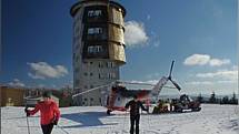 Zraněnou lyžařku převezli hasiči terénním speciálem na vrchol Čerchova, kde si ji převzala Letecká záchranná služba.