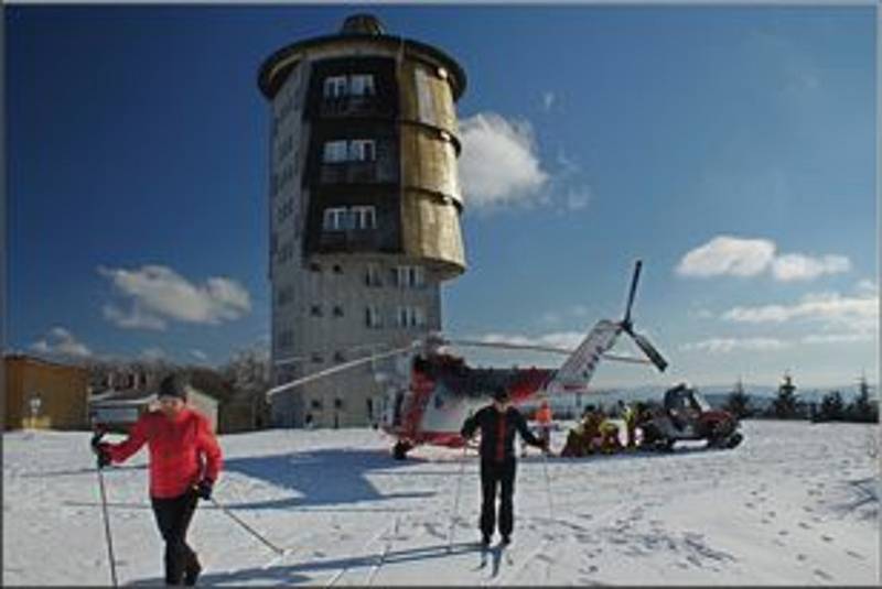 Zraněnou lyžařku převezli hasiči terénním speciálem na vrchol Čerchova, kde si ji převzala Letecká záchranná služba.