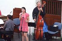 Dáša Zázvůrková zazpívá v poběžovickém kostele (na snímku z koncertu v Domažlicích).