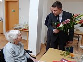 Bývalý žák a nyní holýšovský místostarosta Kamil Šefl gratuluje své učitelce Gabriele Barešové.